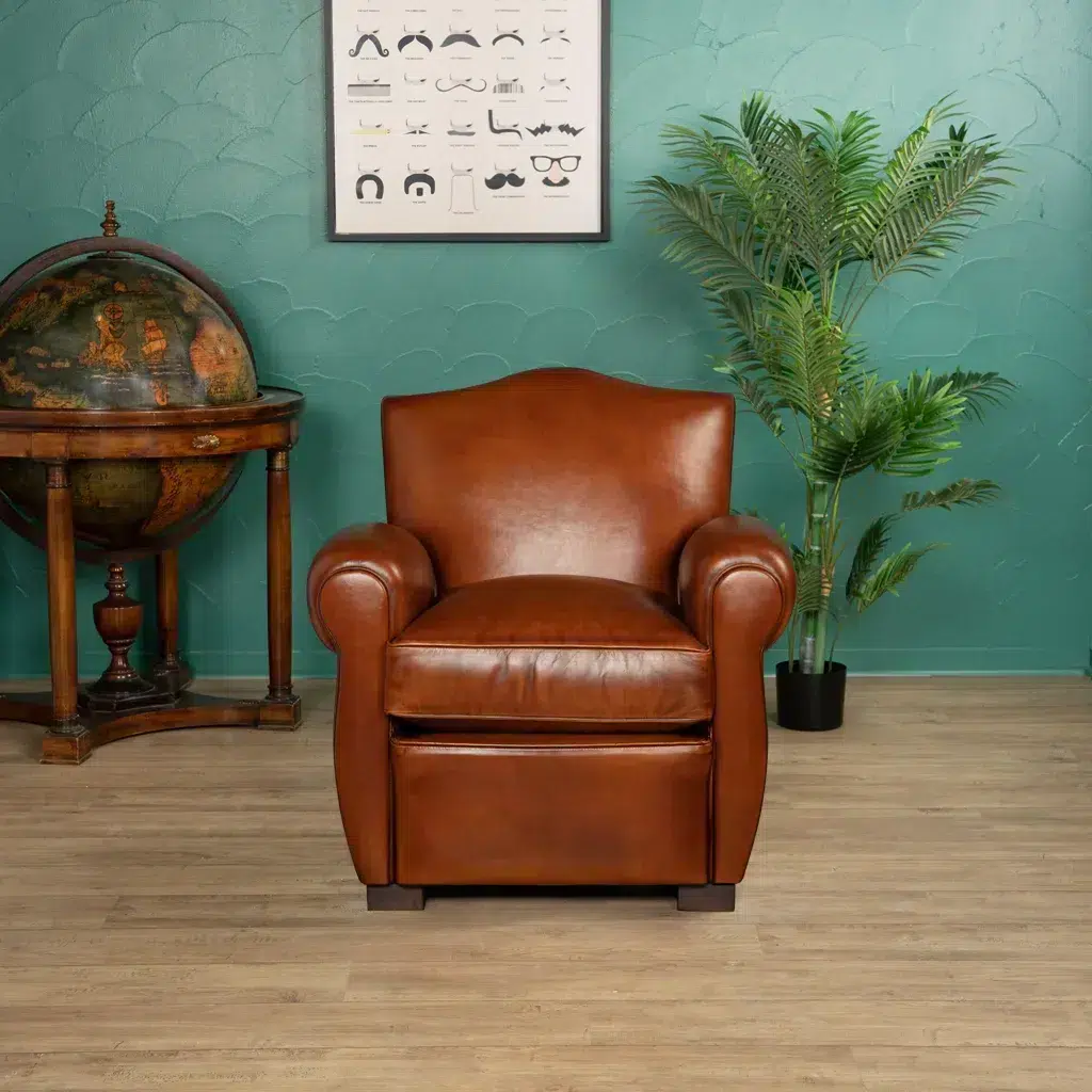 Havana Petit Chapeau de Gendarme leather club chair in situation